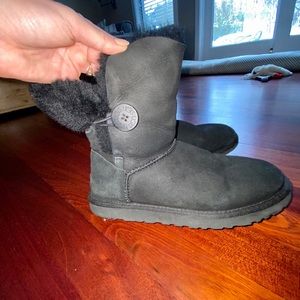 Short black UGGS